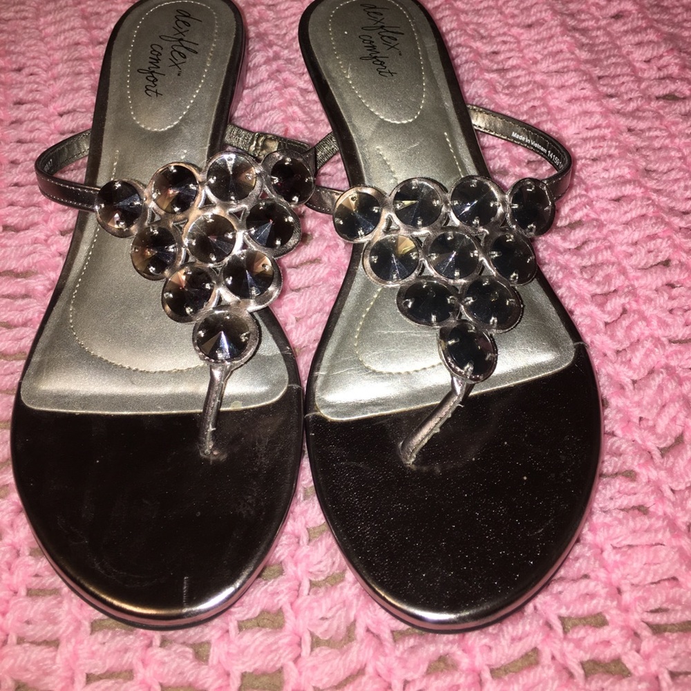 Super cute metallic jeweled heeled sandal ❕
